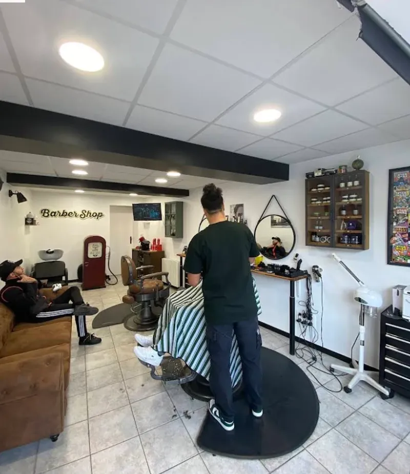 Barbier en action chez Tookie Hairstyle à Riom